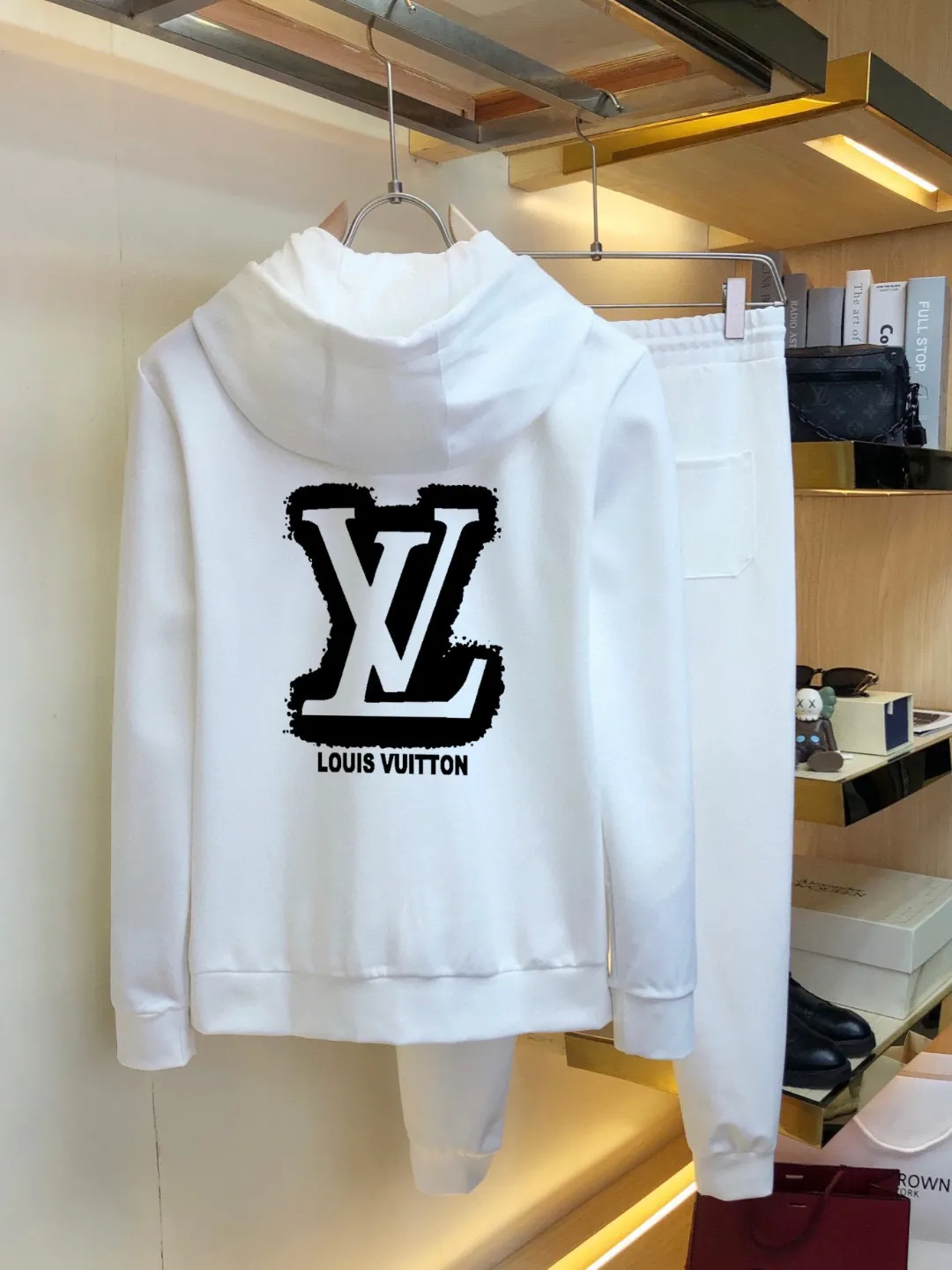 🅿️420 direct batch [LV Louis Vuitton] (Fat Man Gospel) hot-selling suit is coming. Focus on the original version of the official website. 2025 new hot-selling cardigan and sweatshirt suit. The original order is the best. 🇭🇰The meticulous work of top designers. Just for a fitting and perfect upper body effect. 100% natural high-quality Roman cotton, close-fitting comfort, noble and elegant! Original hardware embodies elegance and nobility! Counter size: M-5XL (maximum wear up to 220 pounds)